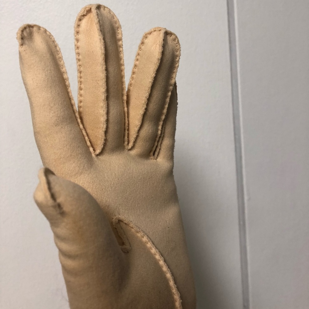 Fownes Doette Deluxe // cream gloves // vintage // hand sewn - Picture 8 of 8